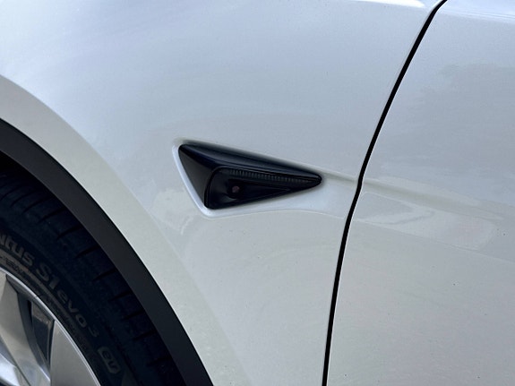 Tesla Model Y 11 of 30