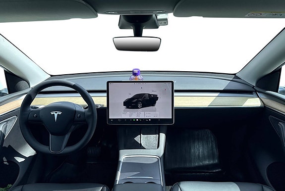 Tesla Model Y 16 of 30