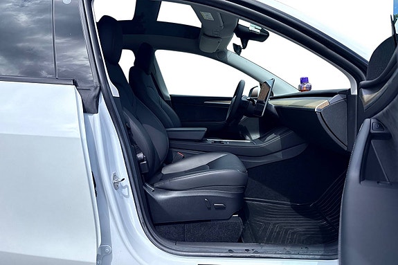 Tesla Model Y 13 of 30