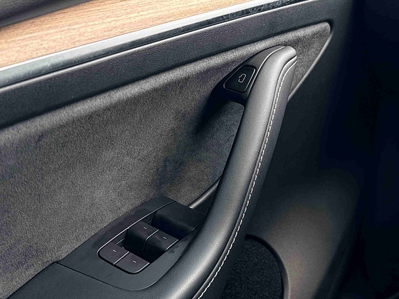 Tesla Model Y 27 of 30
