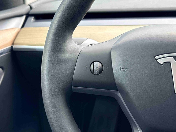 Tesla Model Y 25 of 30