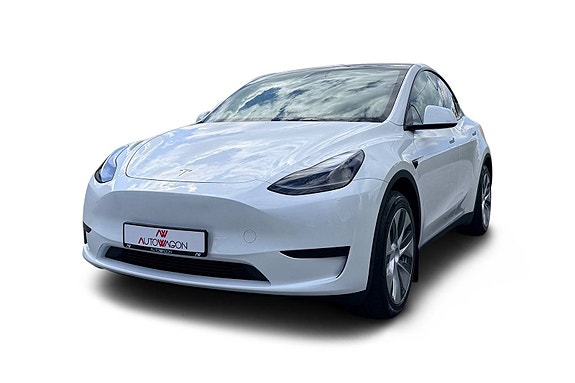 Tesla Model Y 3 of 5