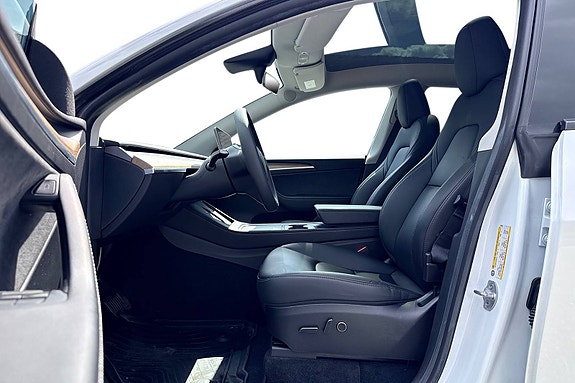 Tesla Model Y 12 of 30