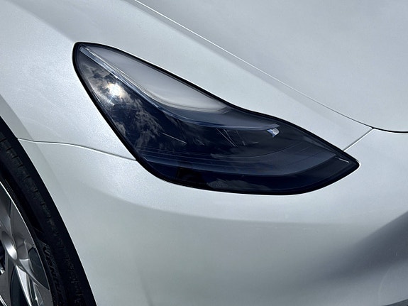 Tesla Model Y 8 of 30