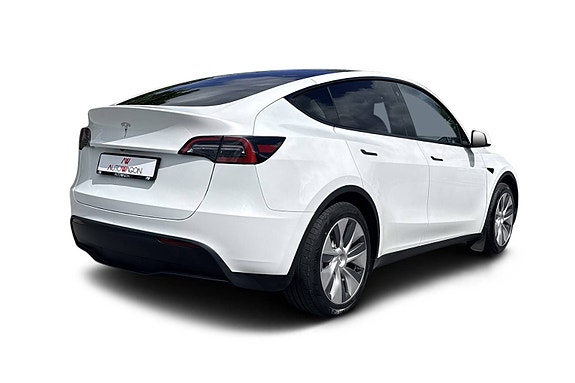 Tesla Model Y 7 of 30