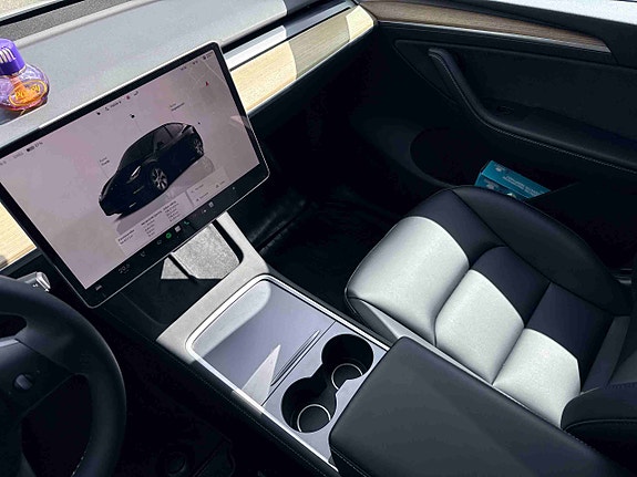 Tesla Model Y 17 of 30