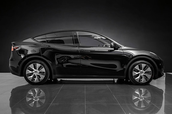 Tesla Model Y 5 of 5