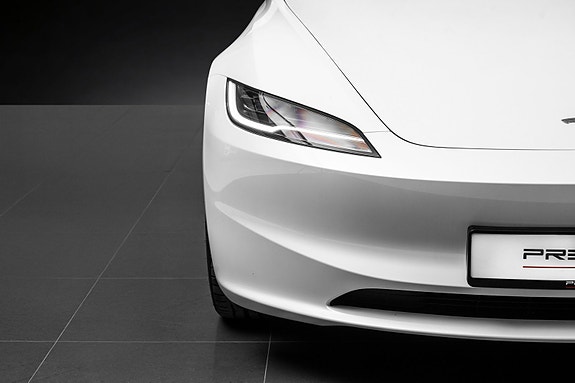 Tesla Model 3 4 of 5