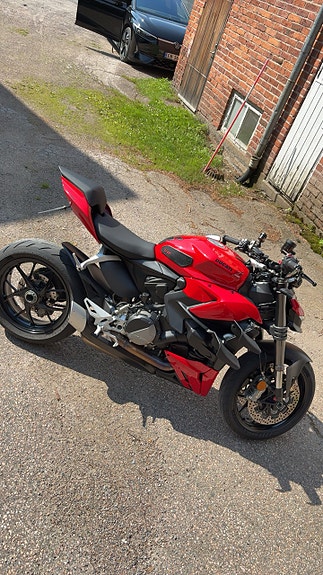 Ducati Streetfighter V2 4 of 4