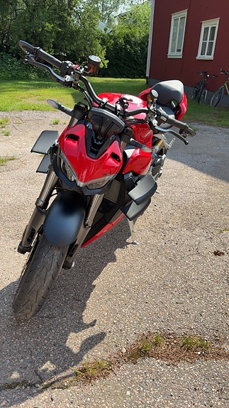 Ducati Streetfighter V2 3 of 4