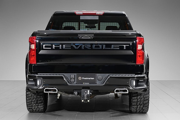 Chevrolet Silverado 3 of 5