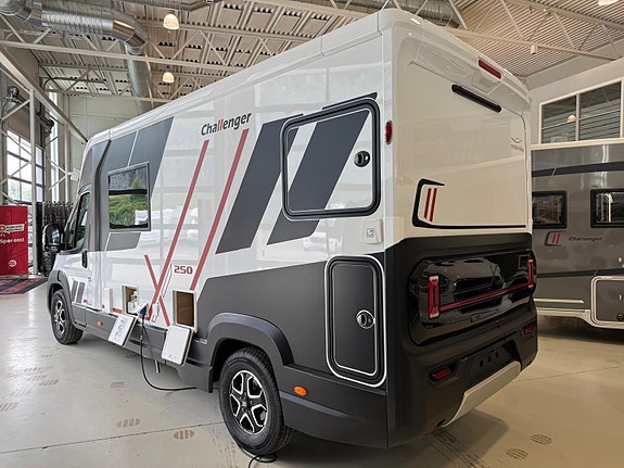 Challenger X250 // bybobil: 6,36 x 2,1m / automat / oppgradert med eksklusiv interiørpakke 2 of 5