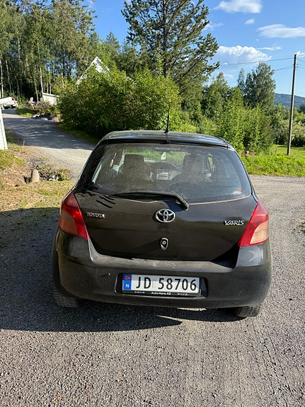 Toyota Yaris 4 of 5