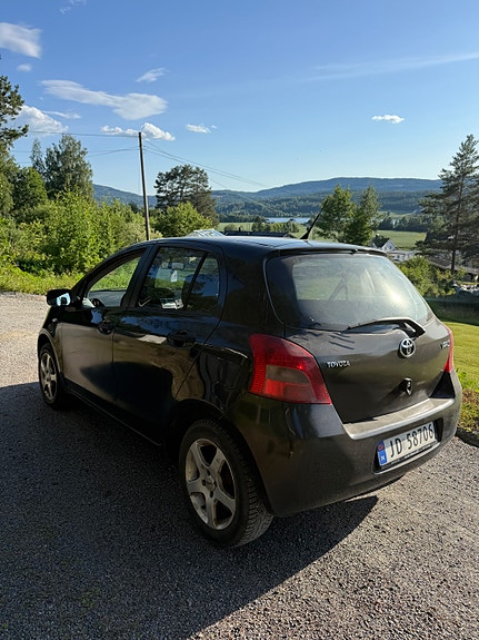 Toyota Yaris 5 of 5