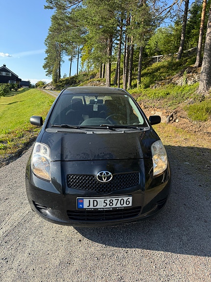 Toyota Yaris 3 of 5