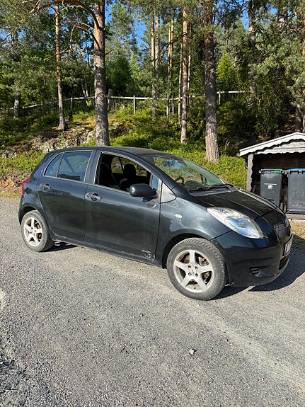 Toyota Yaris 2 of 5
