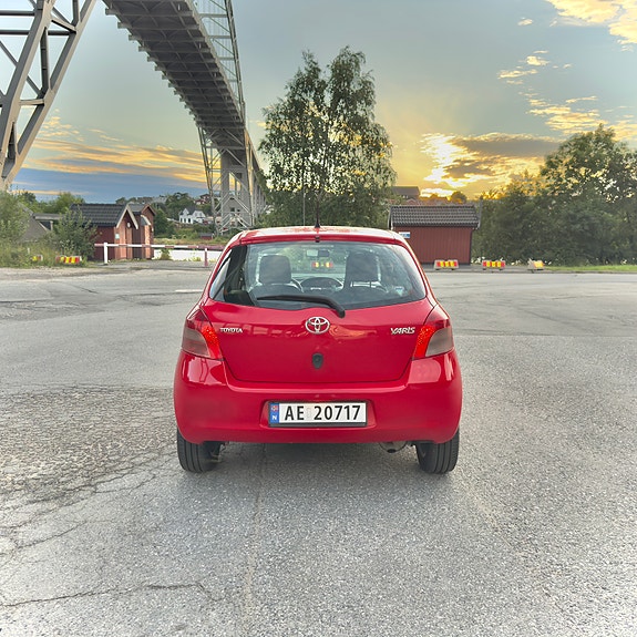 Toyota Yaris 3 of 5