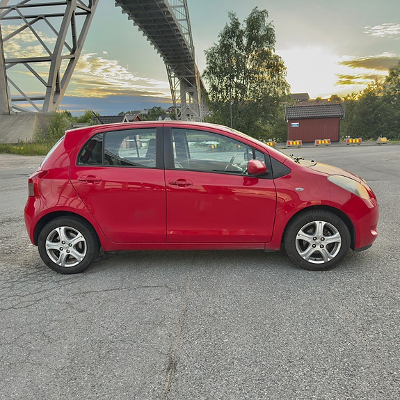 Toyota Yaris 2 of 5