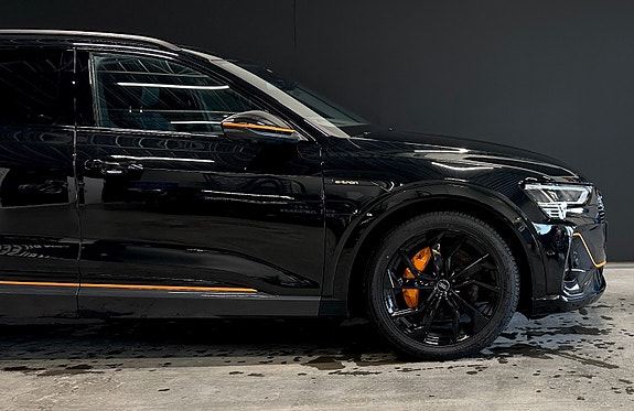 Audi e-tron 4 of 5