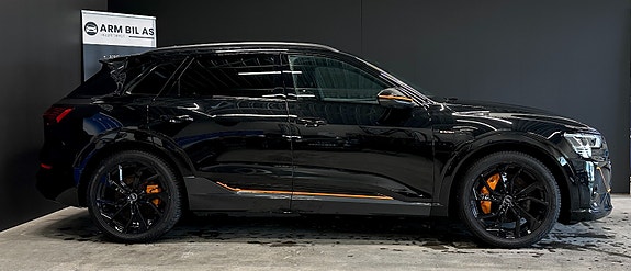 Audi e-tron 3 of 5