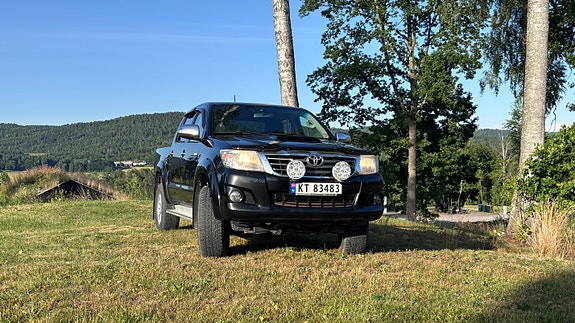 Toyota HiLux 2 of 5