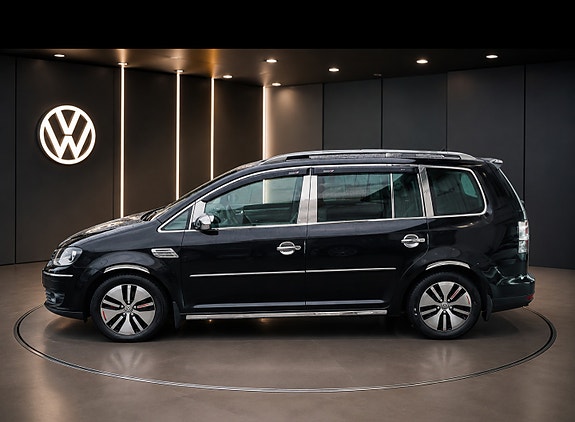 Volkswagen Touran 2 of 5