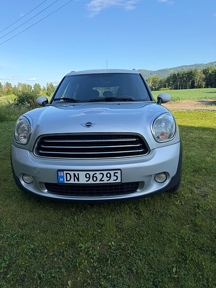 MINI Countryman Cooper D 2 of 5