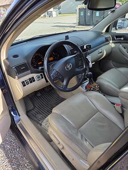 Toyota Avensis 3 of 5