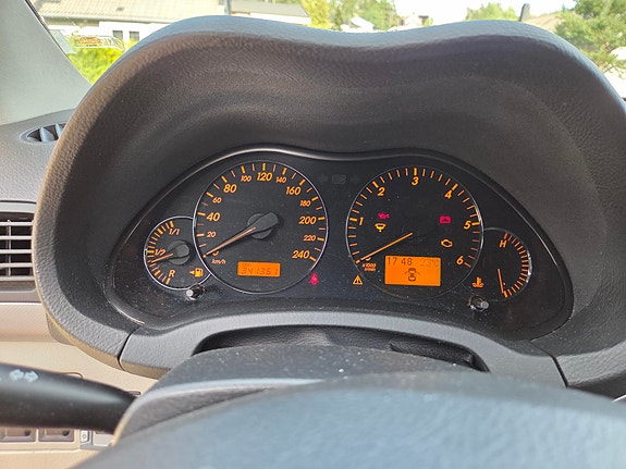 Toyota Avensis 2 of 5