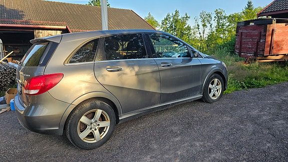 Mercedes-Benz B-Electric 2 of 3