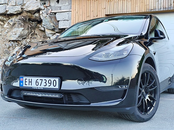 Tesla Model Y 4 of 5