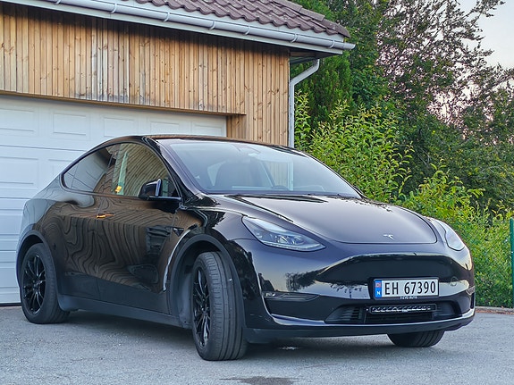 Tesla Model Y 3 of 5