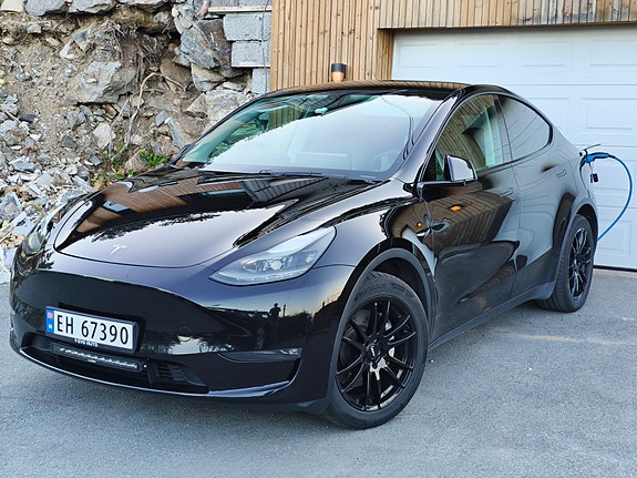 Tesla Model Y 2 of 5