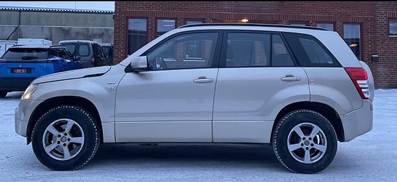 Suzuki Grand Vitara 2 of 5