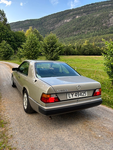 Mercedes-Benz E230 5 of 5