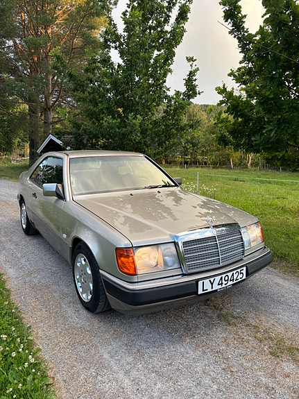 Mercedes-Benz E230 3 of 5