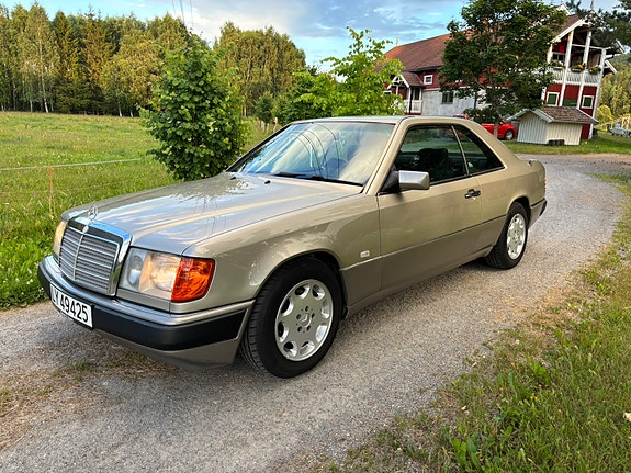 Mercedes-Benz E230 2 of 5
