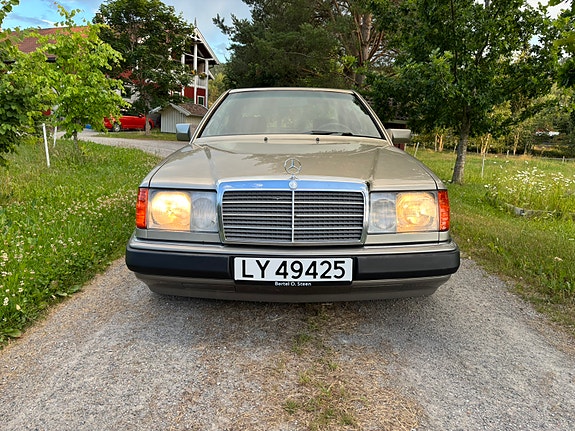 Mercedes-Benz E230 4 of 5
