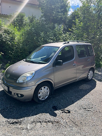 Toyota Yaris Verso 2 of 5