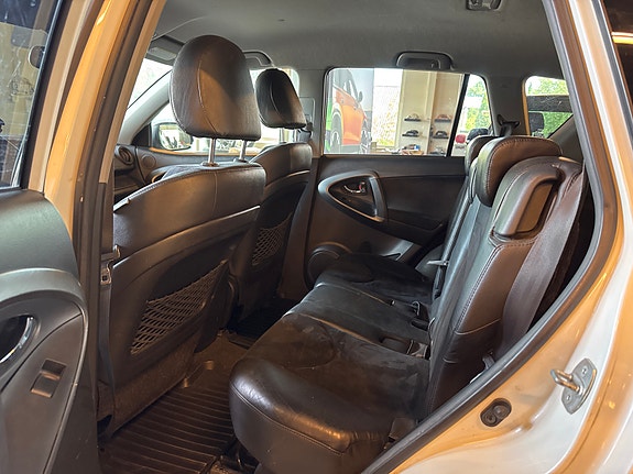 Toyota RAV4 5 of 18
