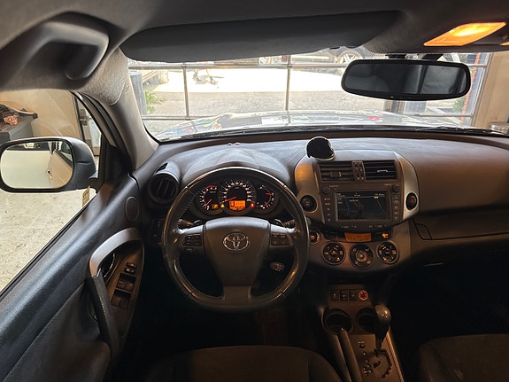 Toyota RAV4 8 of 18