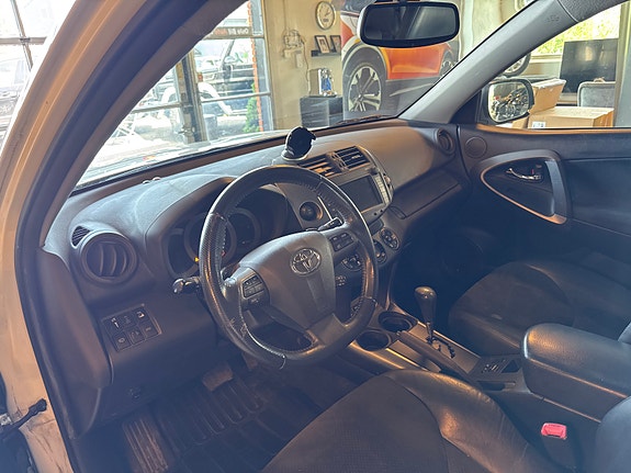 Toyota RAV4 6 of 18