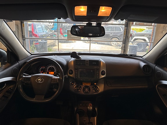Toyota RAV4 7 of 18