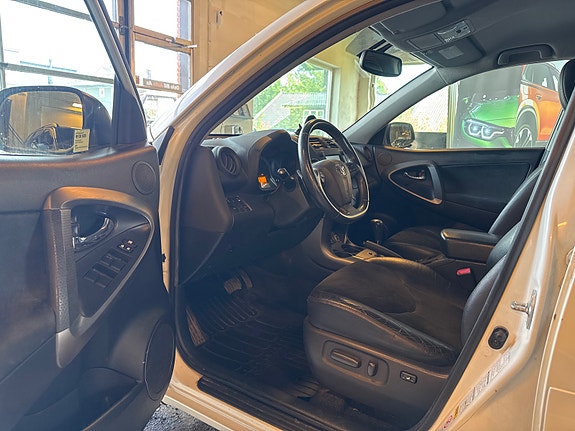 Toyota RAV4 4 of 18
