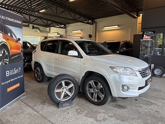 Toyota RAV4 2 of 18