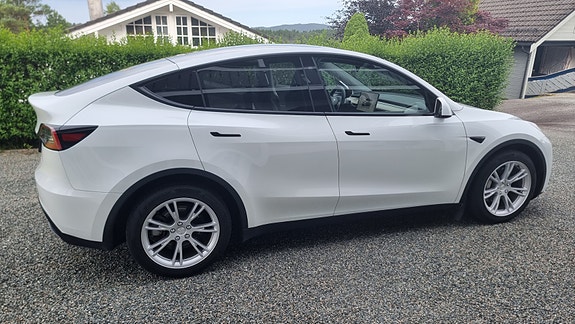 Tesla Model Y 5 of 5