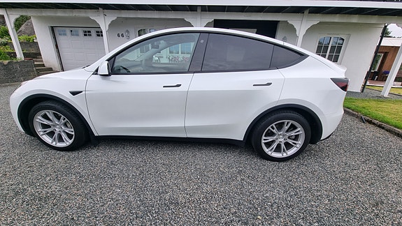 Tesla Model Y 4 of 5