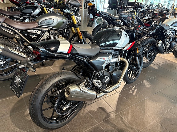Triumph Thruxton 400 4 of 5