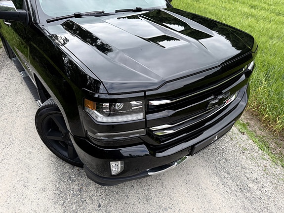Chevrolet Silverado 2 of 5