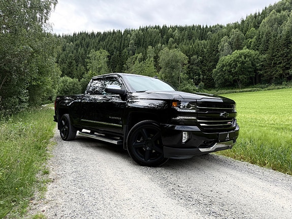 Chevrolet Silverado 3 of 5